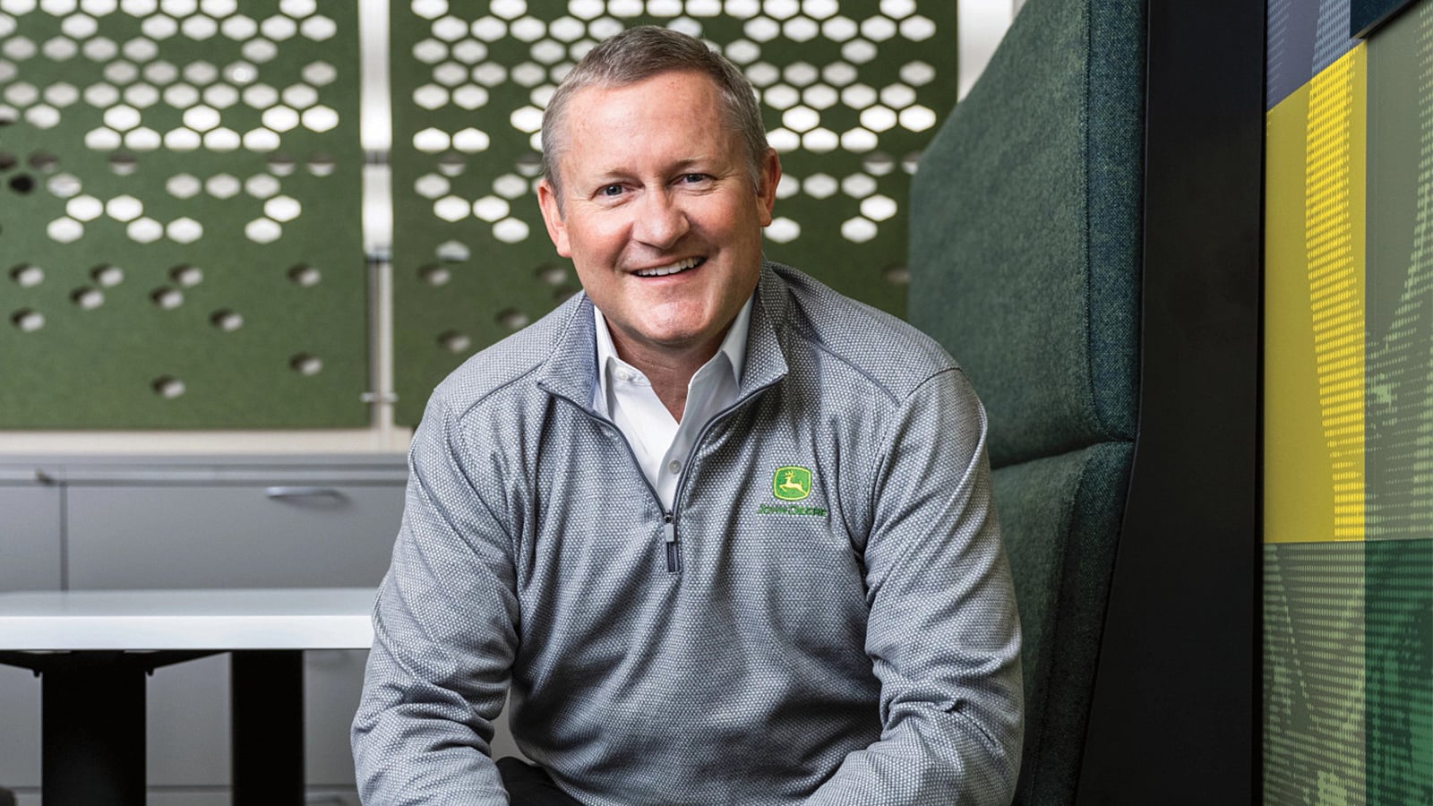 John C. May en la sede Central de John Deere