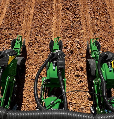 Plantación y siembra de un campo con la sembradora John Deere de la serie 1700