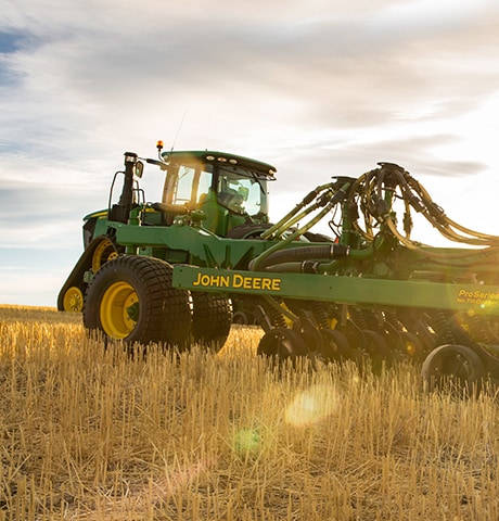 Tractor y pulverizador en el campo.