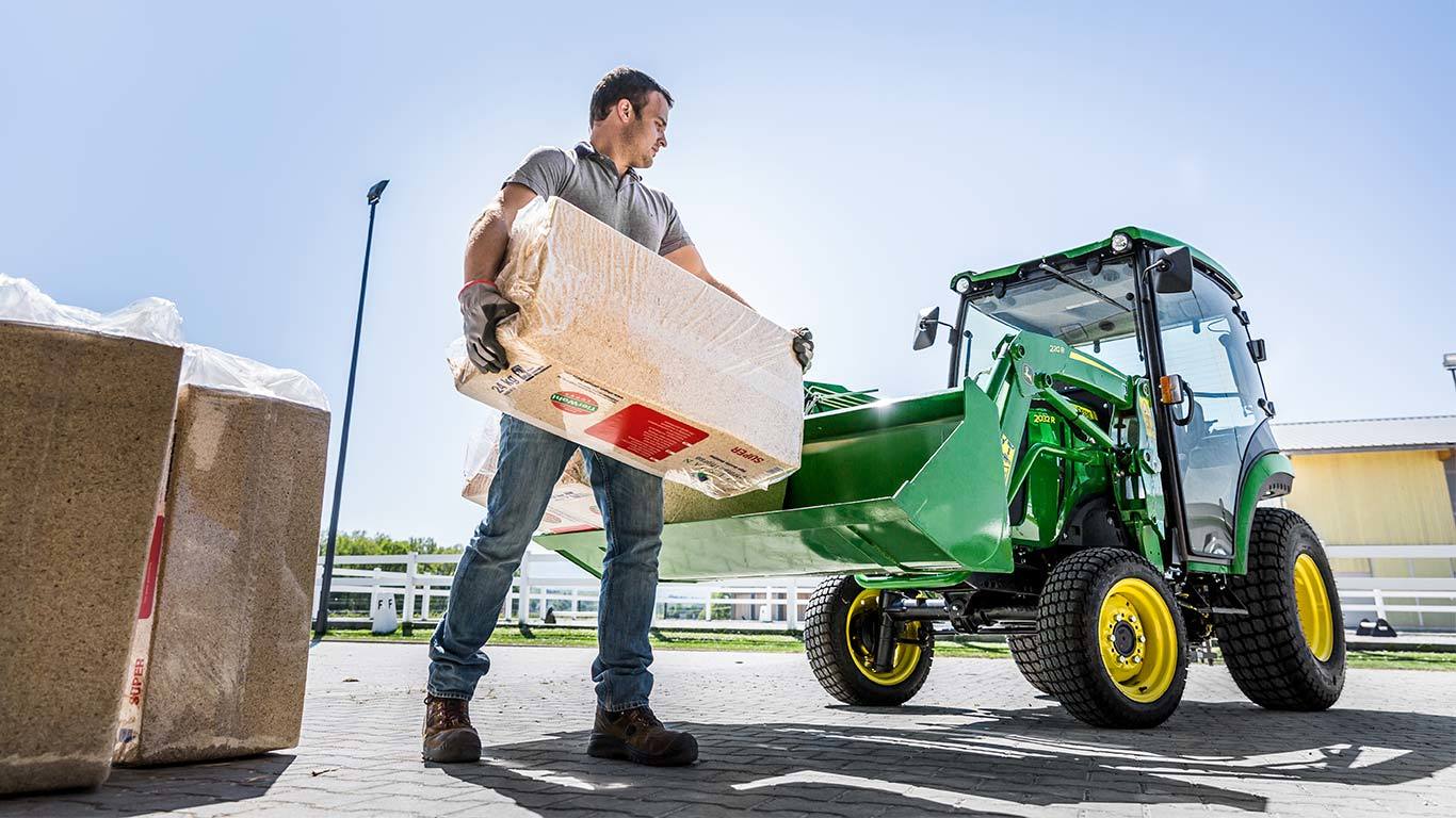 Tractor compacto con cargadora 220R