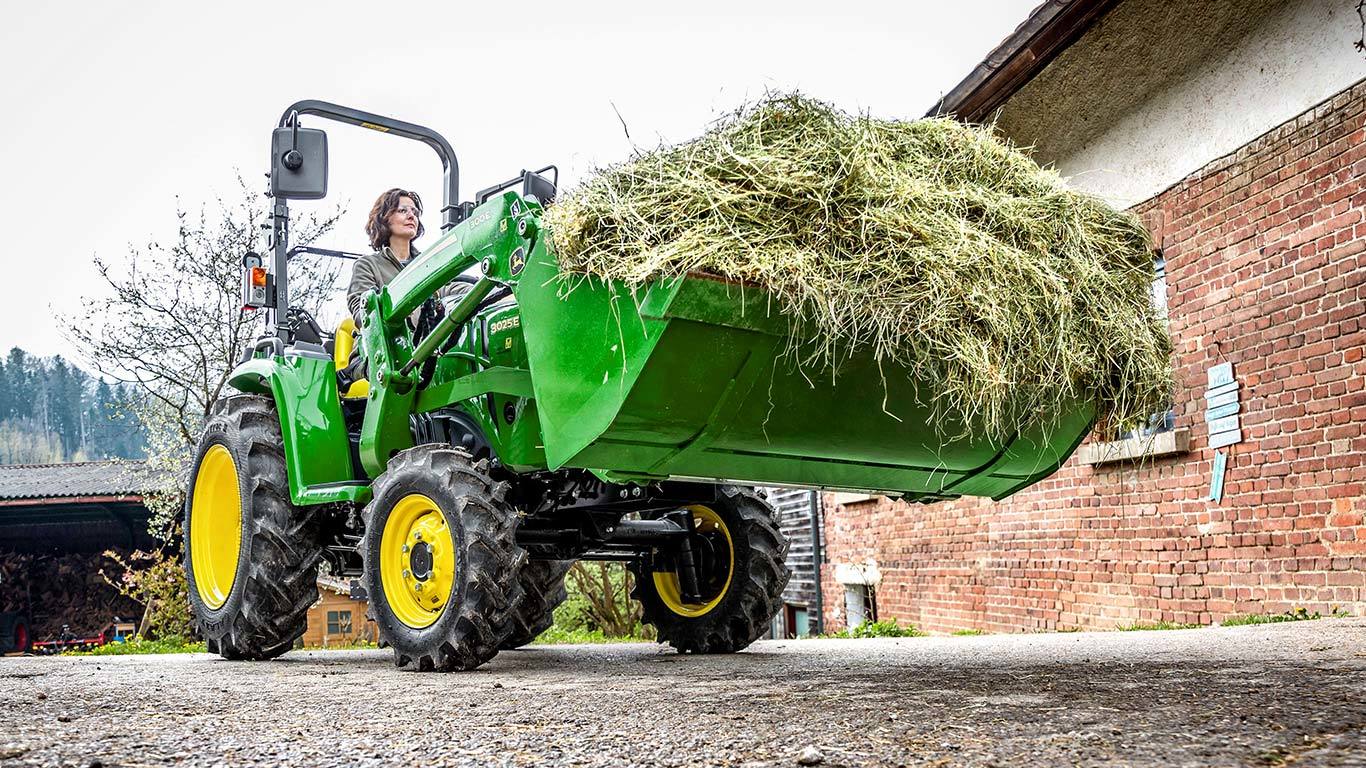 Tractor compacto con cargadora 300E