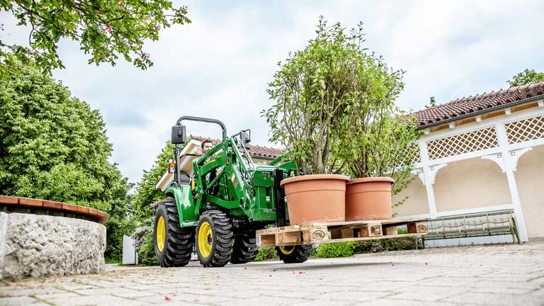 Tractor compacto con cargadora 300E