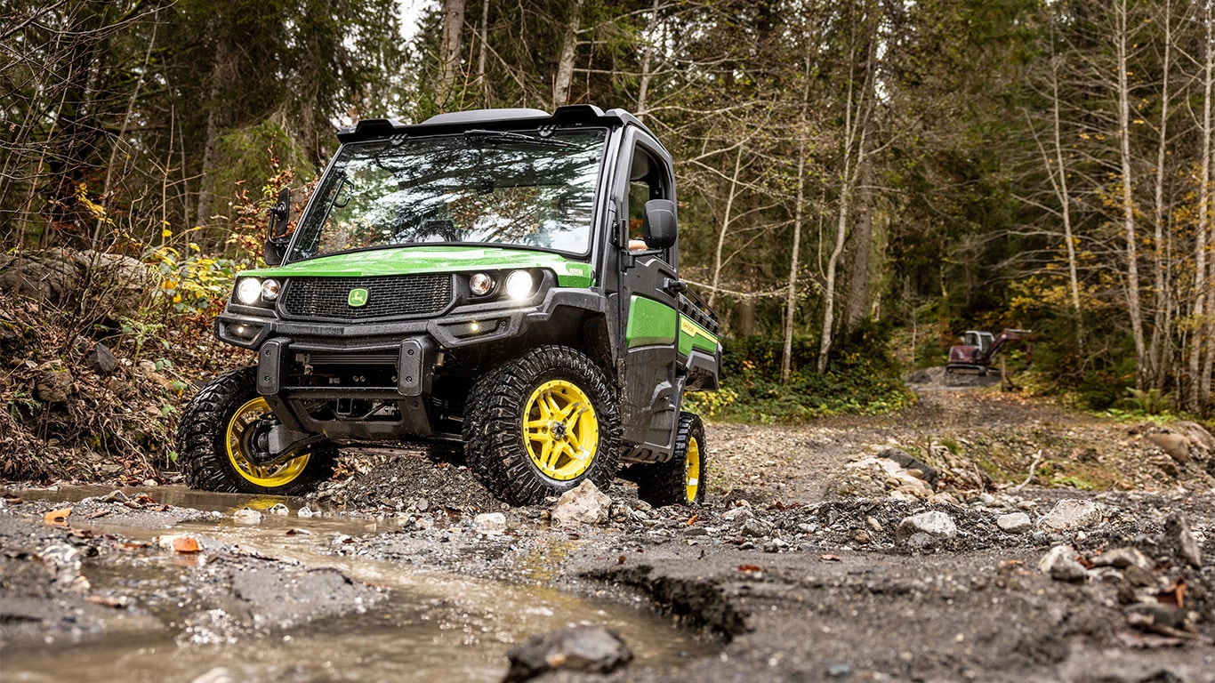 Gator™ XUV 875M en un sendero forestal