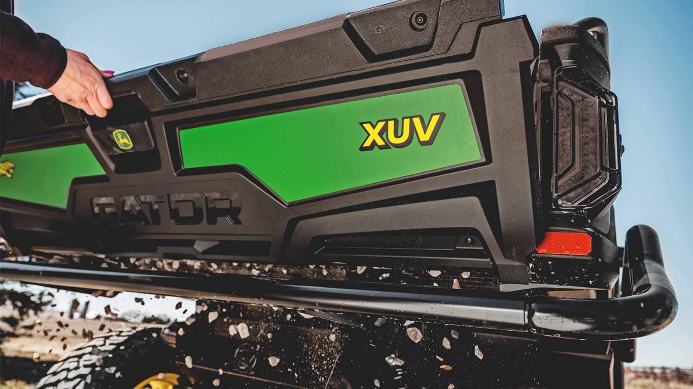 Grava que cae por la separación del portón trasero de un Gator™ XUV 875M