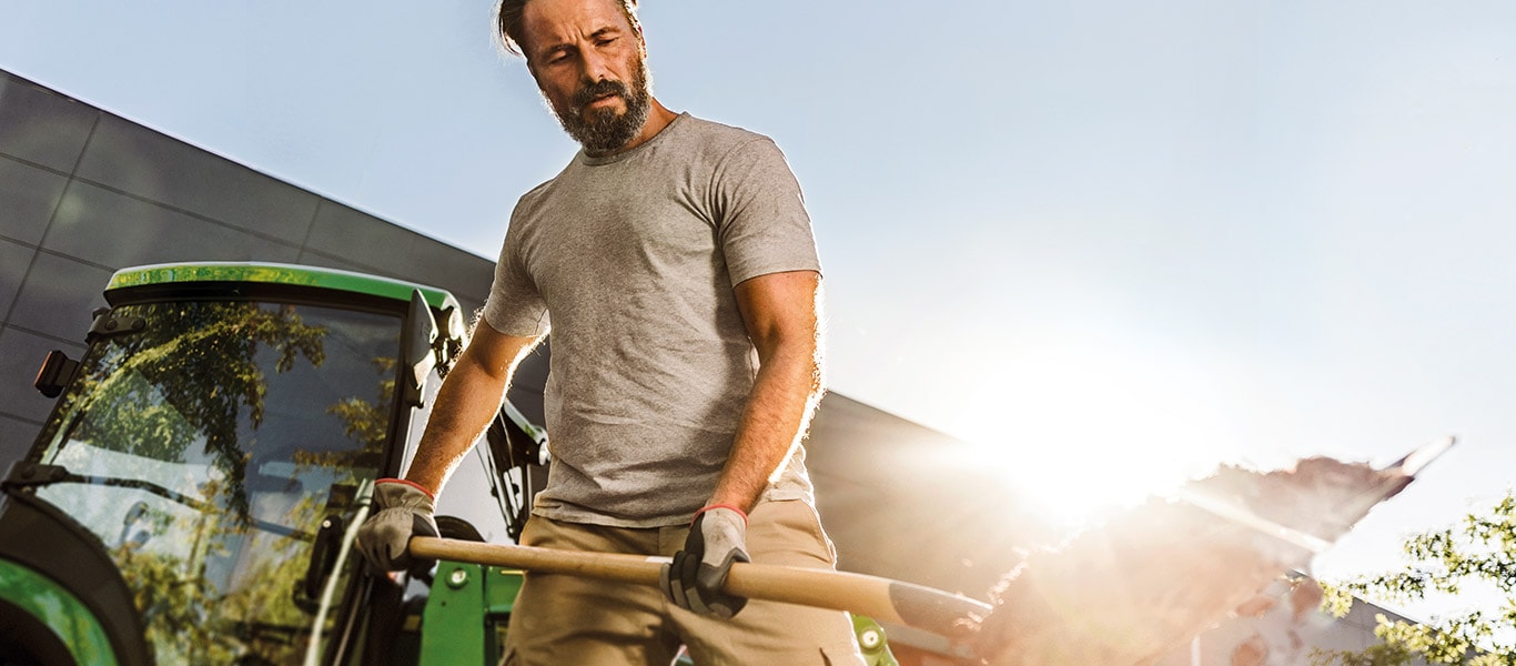Hombre trabajando en un tractor utilitario compacto