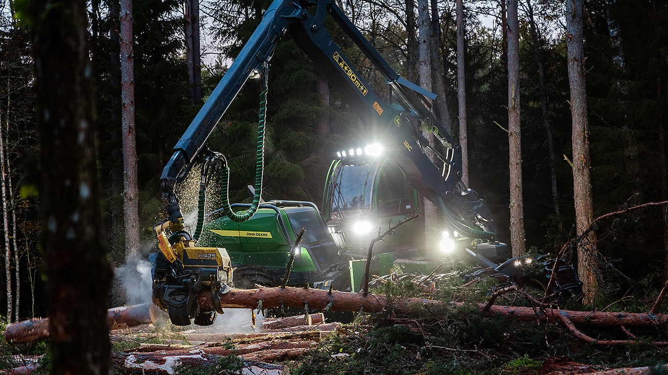 Procesadora de ruedas John Deere 1470H en el bosque