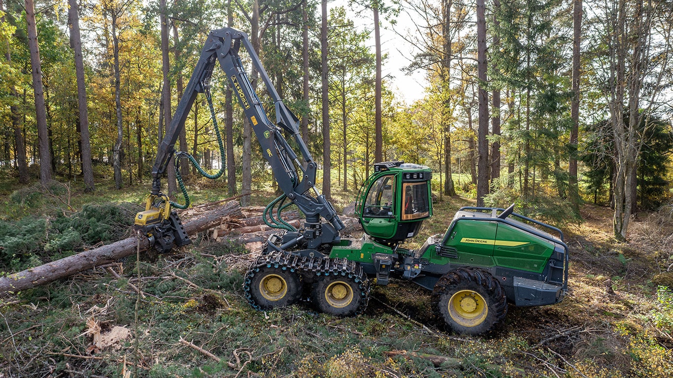 Procesadora de ruedas John Deere 1470H en el bosque