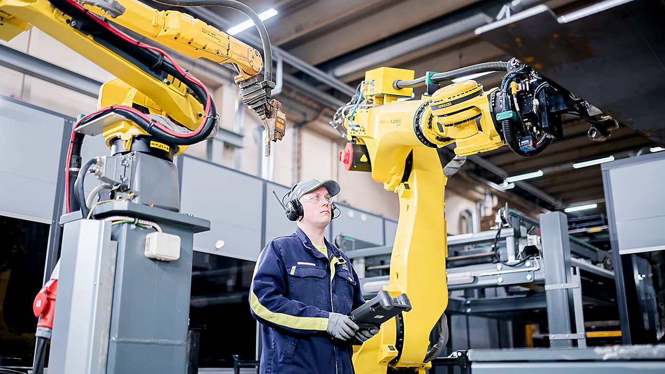 Jarkko Tuononen guiando un robot en la fábrica