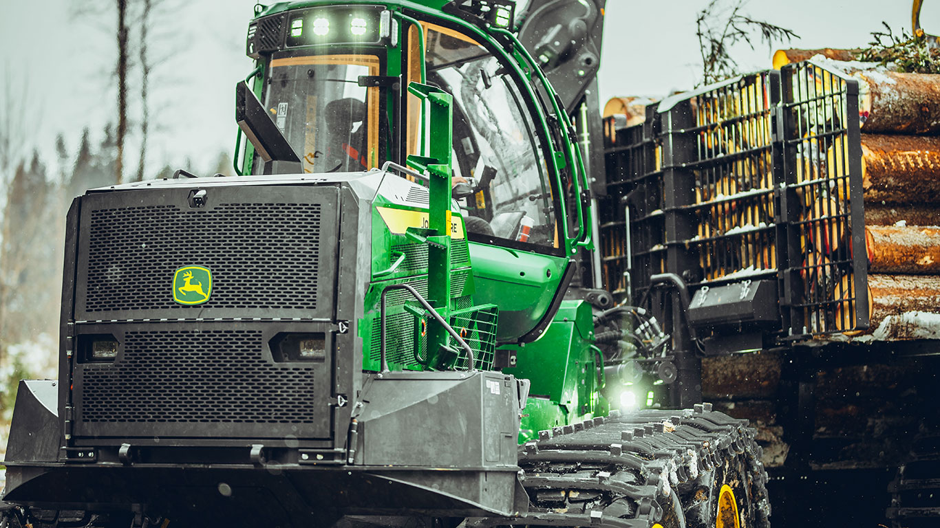 Transportador de troncos John Deere en el bosque