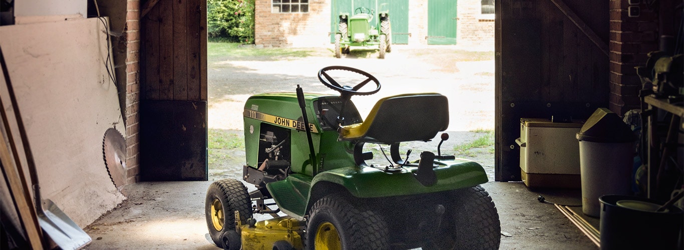 Viejo minitractor, Granero, Propietario