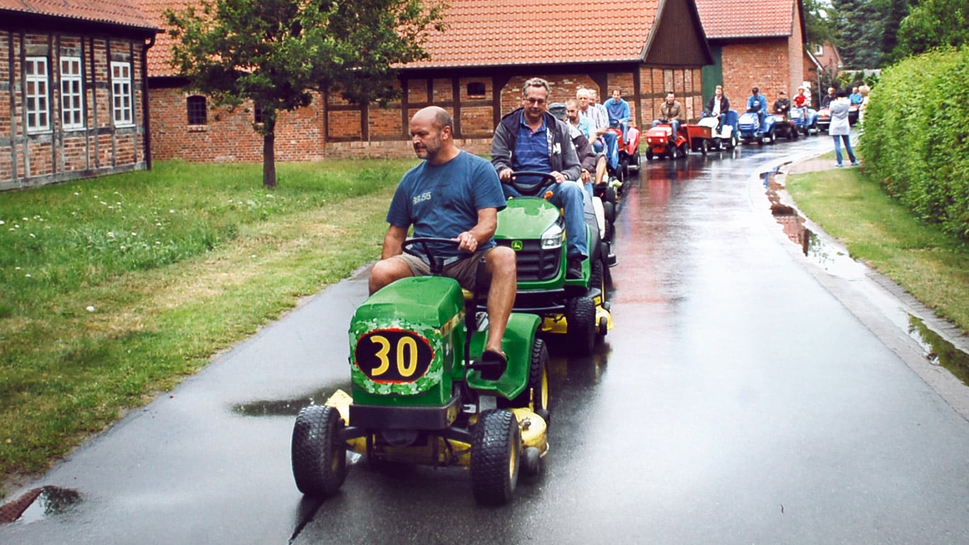 Viejo minitractor, Propietario, Pueblo, Desfile