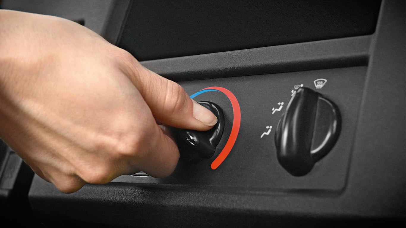 Detalle del control de la climatización en el vehículo multiuso Gator XUV865M y XUV835M, caliente y frío