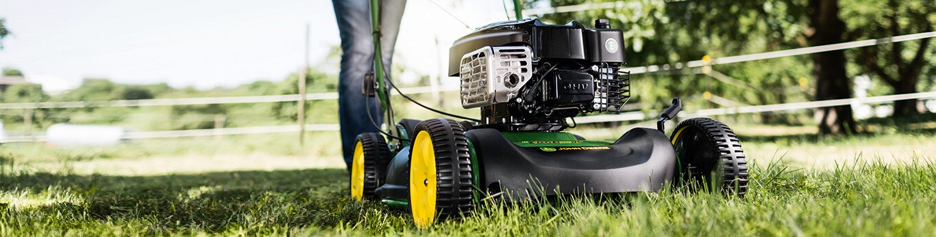 Disponible en la mayoría de los cortacéspedes John Deere. El conjunto mulching opcional se adapta a casi todos los cortacéspedes manuales