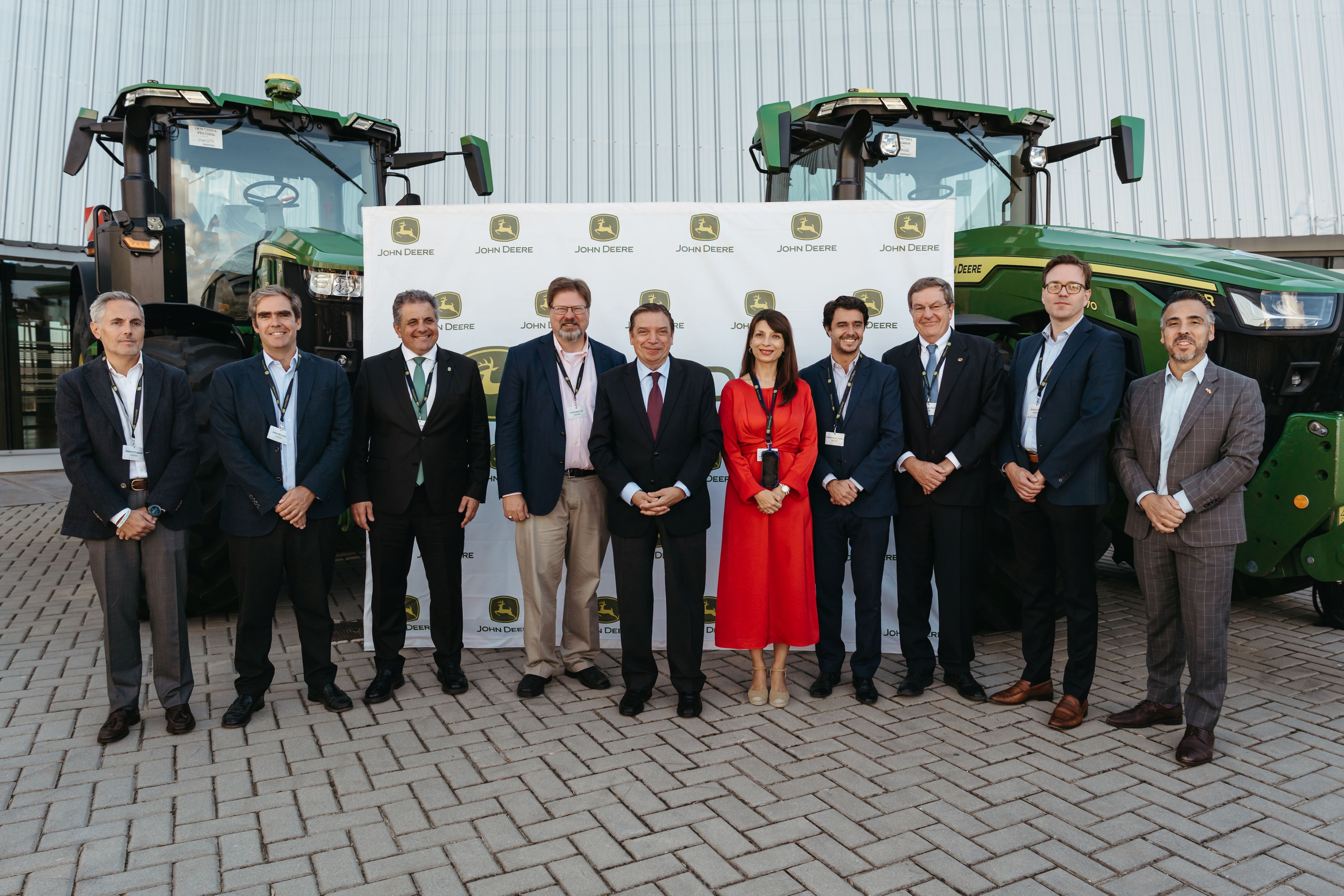 El ministro de agricultura Luis Planas acude al acto del segundo aniversario del John Deere Parla Innovation Center