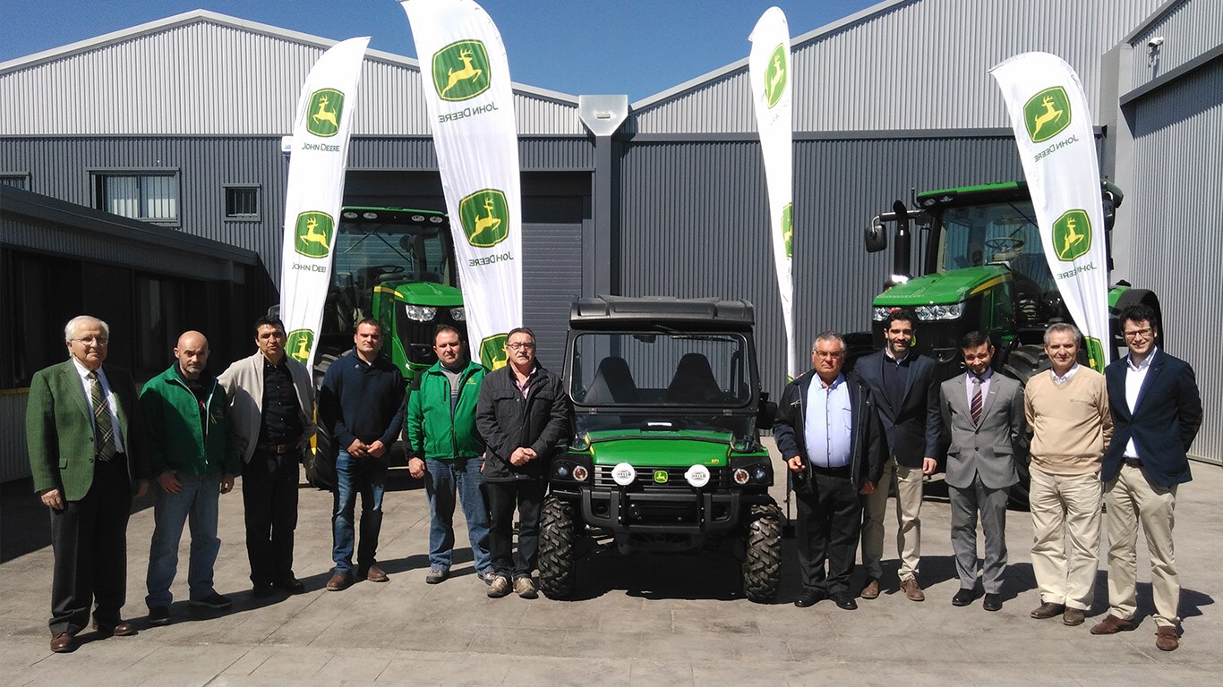 John Deere entrega el vehículo utilitario GATOR XUV 825i sorteado en FIMA 2016