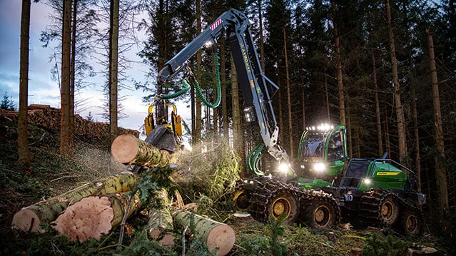 John Deere harvester 1470H 8W side view