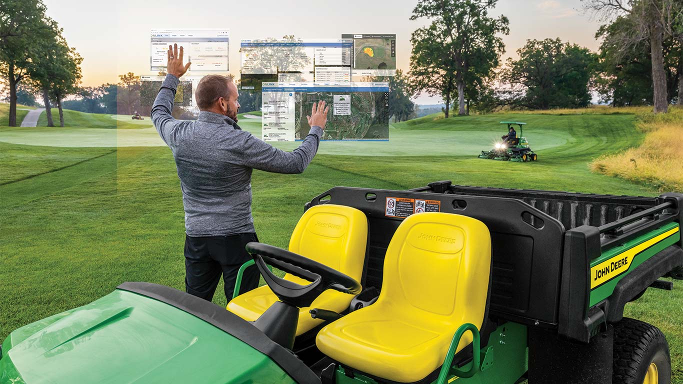 Un encargado del mantenimiento de espacios verdes usa pantallas con tecnología Smart Green Keeping en un campo de golf.