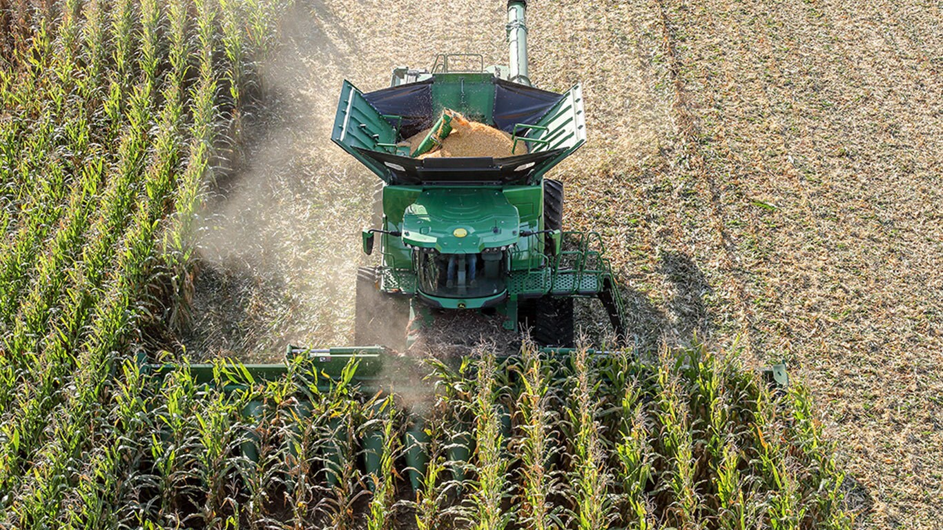 Cosechadora John Deere Serie X cosechando ma&iacute;z