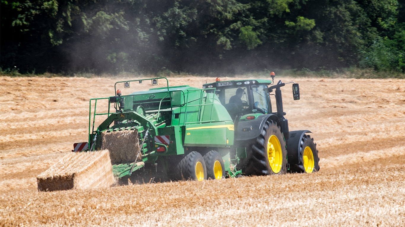 Macroempacadora John Deere L634 con tractor 6R en paja