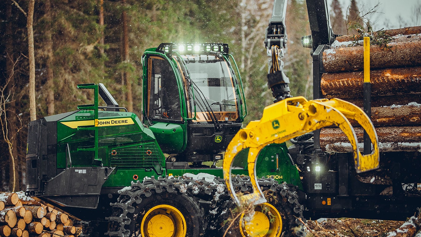 Transportador de troncos 2510H en el bosque