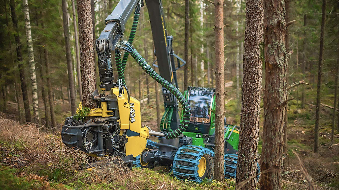 El cabezal de procesadora John Deere H424 