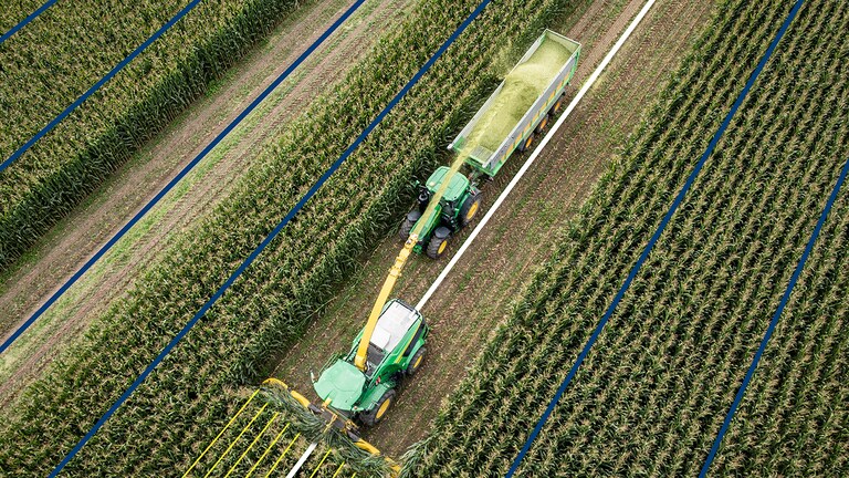 tractor en la vista superior de la explotación agrícola
