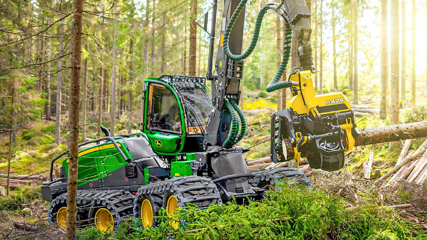 John Deere 1170G/H424 talando y cortando un árbol